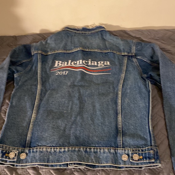 This beautiful Balenciaga denim jacket I only wore is once and is well kept - Picture 3 of 6